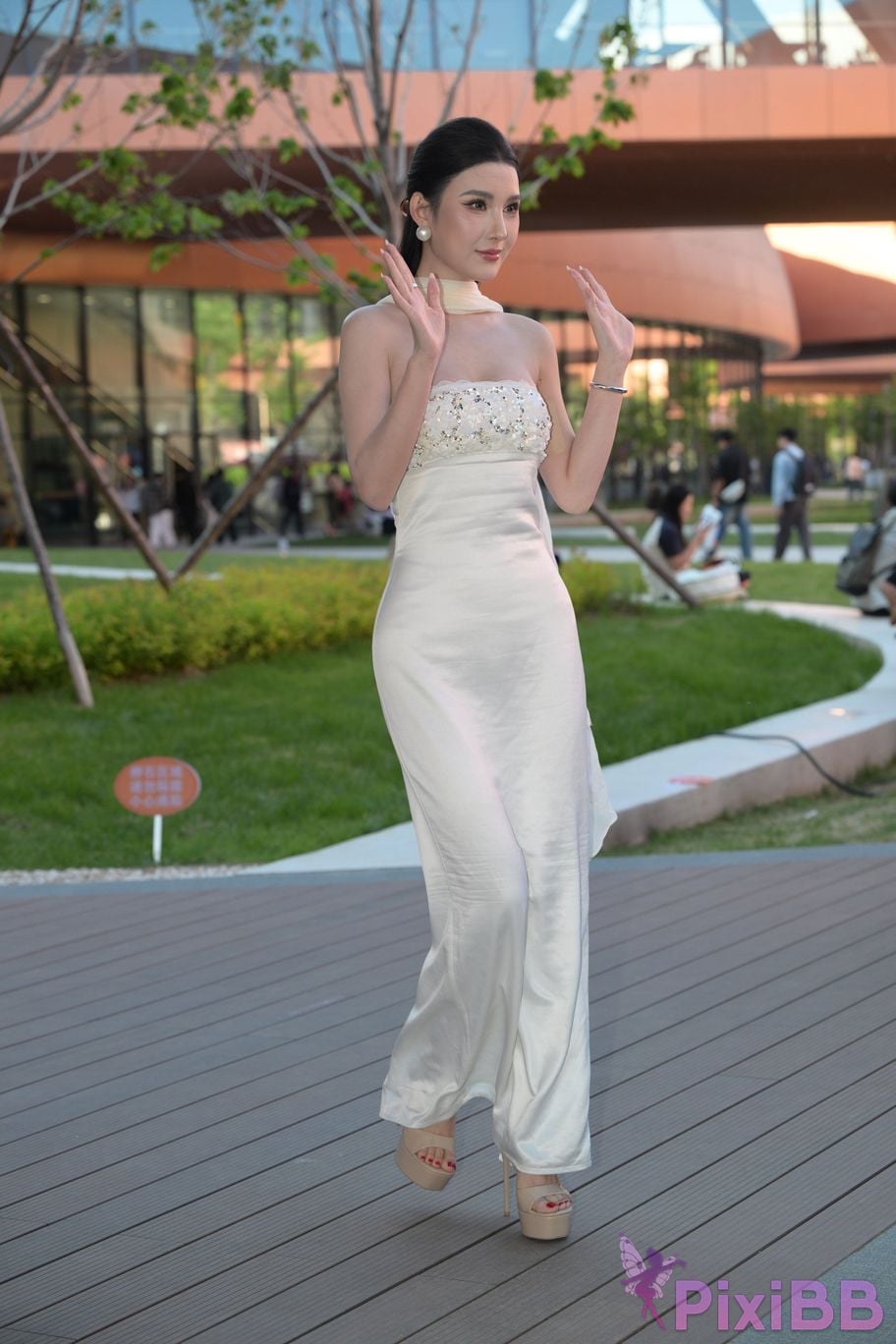Featured Street Photography Works No.5834 Little Luna in elegant white dress PixiBB.COM 156