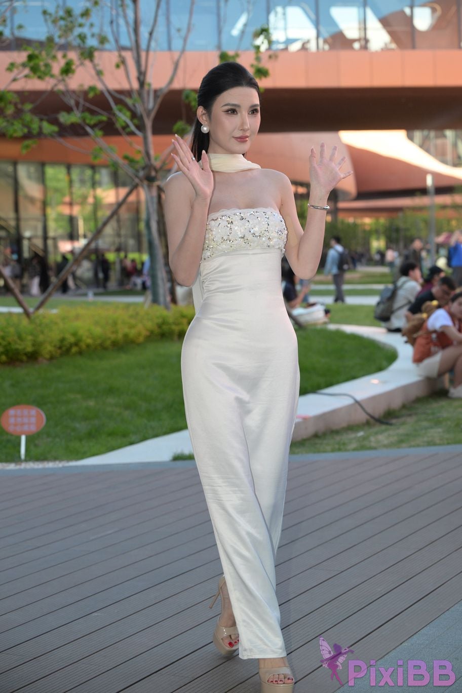 Featured Street Photography Works No.5834 Little Luna in elegant white dress PixiBB.COM 157