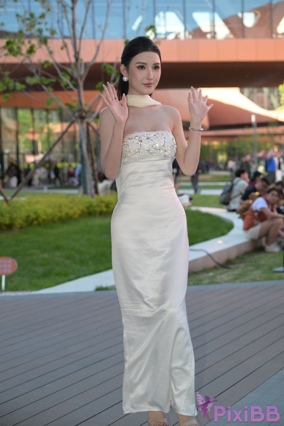 Featured Street Photography Works No.5834 Little Luna in elegant white dress PixiBB.COM 158