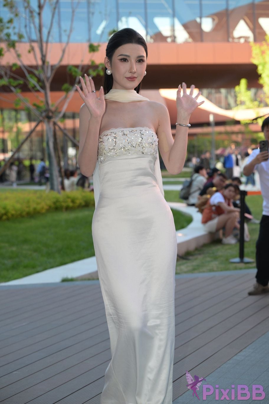 Featured Street Photography Works No.5834 Little Luna in elegant white dress PixiBB.COM 159