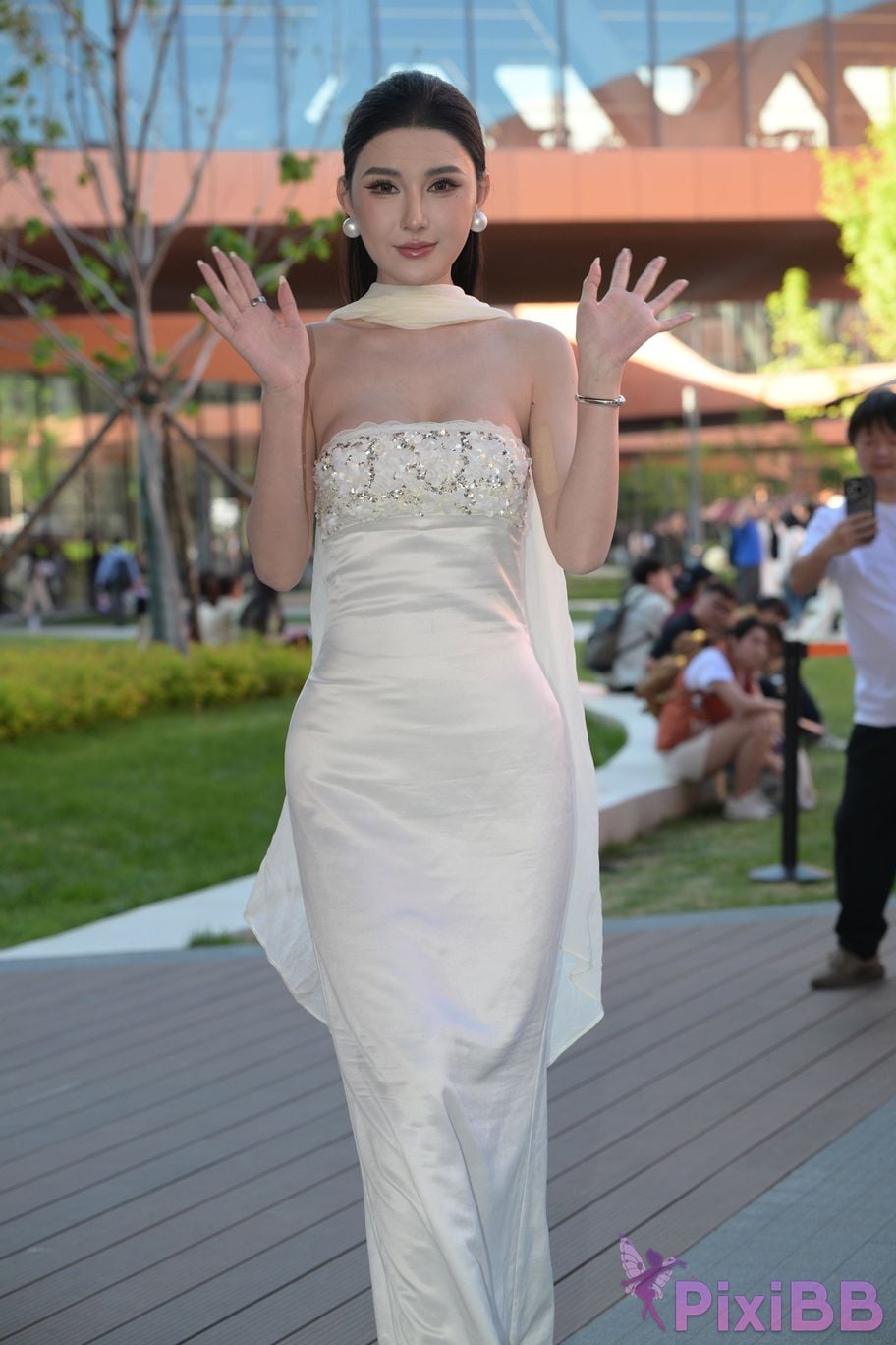 Featured Street Photography Works No.5834 Little Luna in elegant white dress PixiBB.COM 160