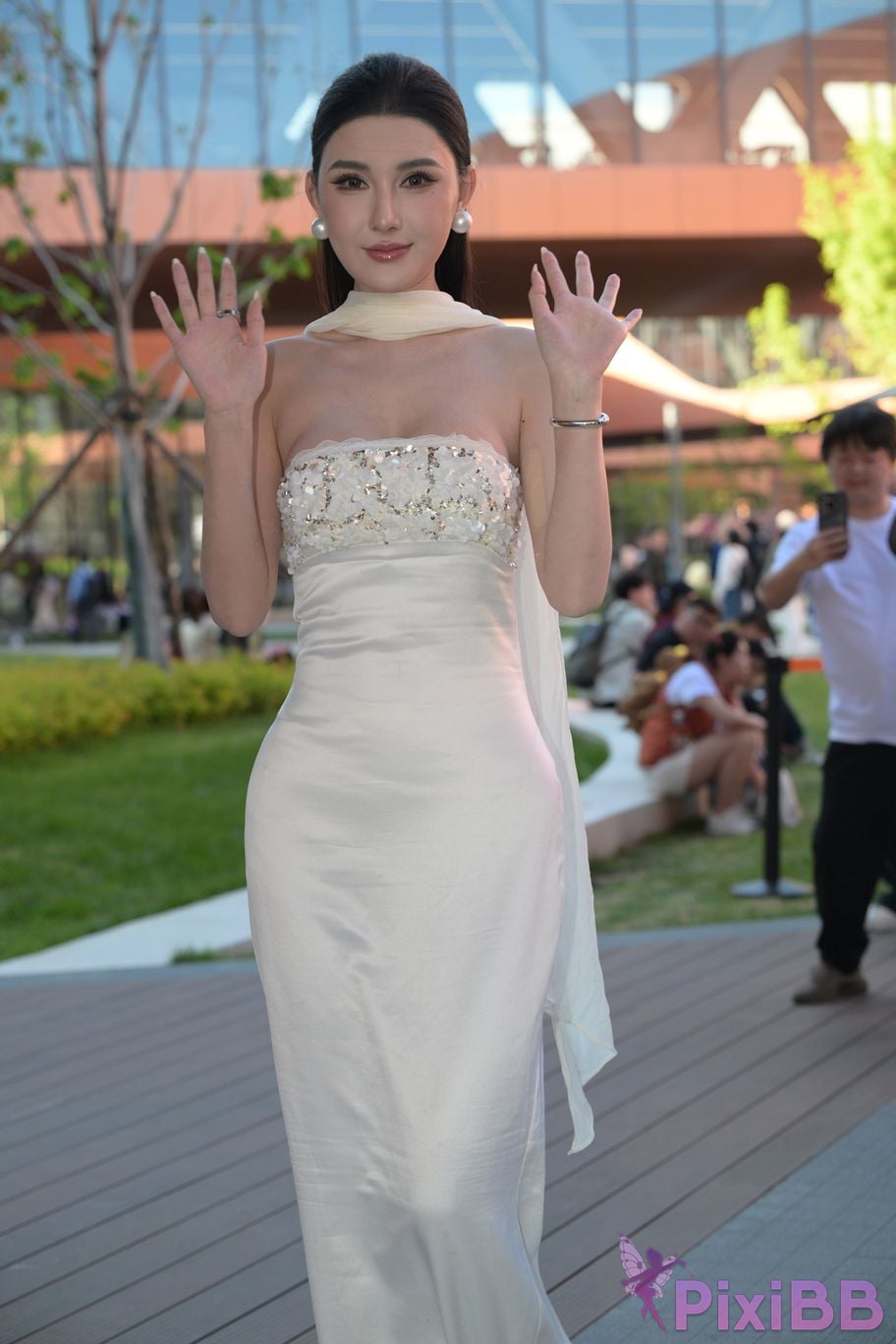 Featured Street Photography Works No.5834 Little Luna in elegant white dress PixiBB.COM 161