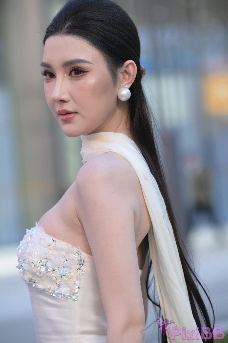Featured Street Photography Works No.5834 Little Luna in elegant white dress PixiBB.COM 165