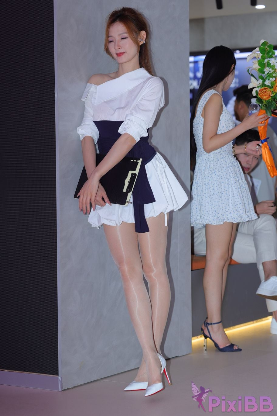 Featured Street Photography Works No.5823 Wenwens short skirt is shiny and silky white. PixiBB.COM 029
