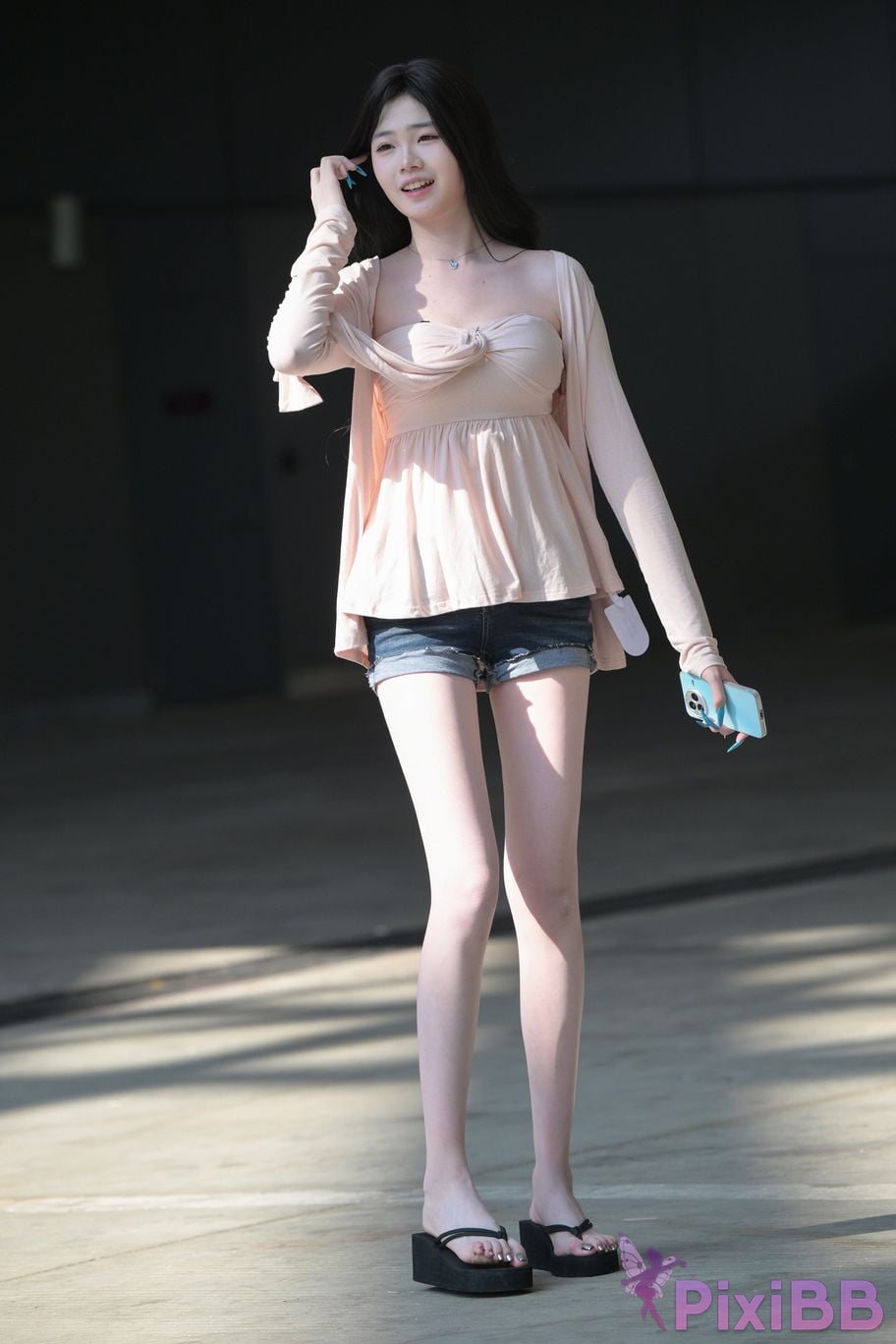 Featured Street Photography Works No.5826 Pretty girl with long legs PixiBB.COM 003