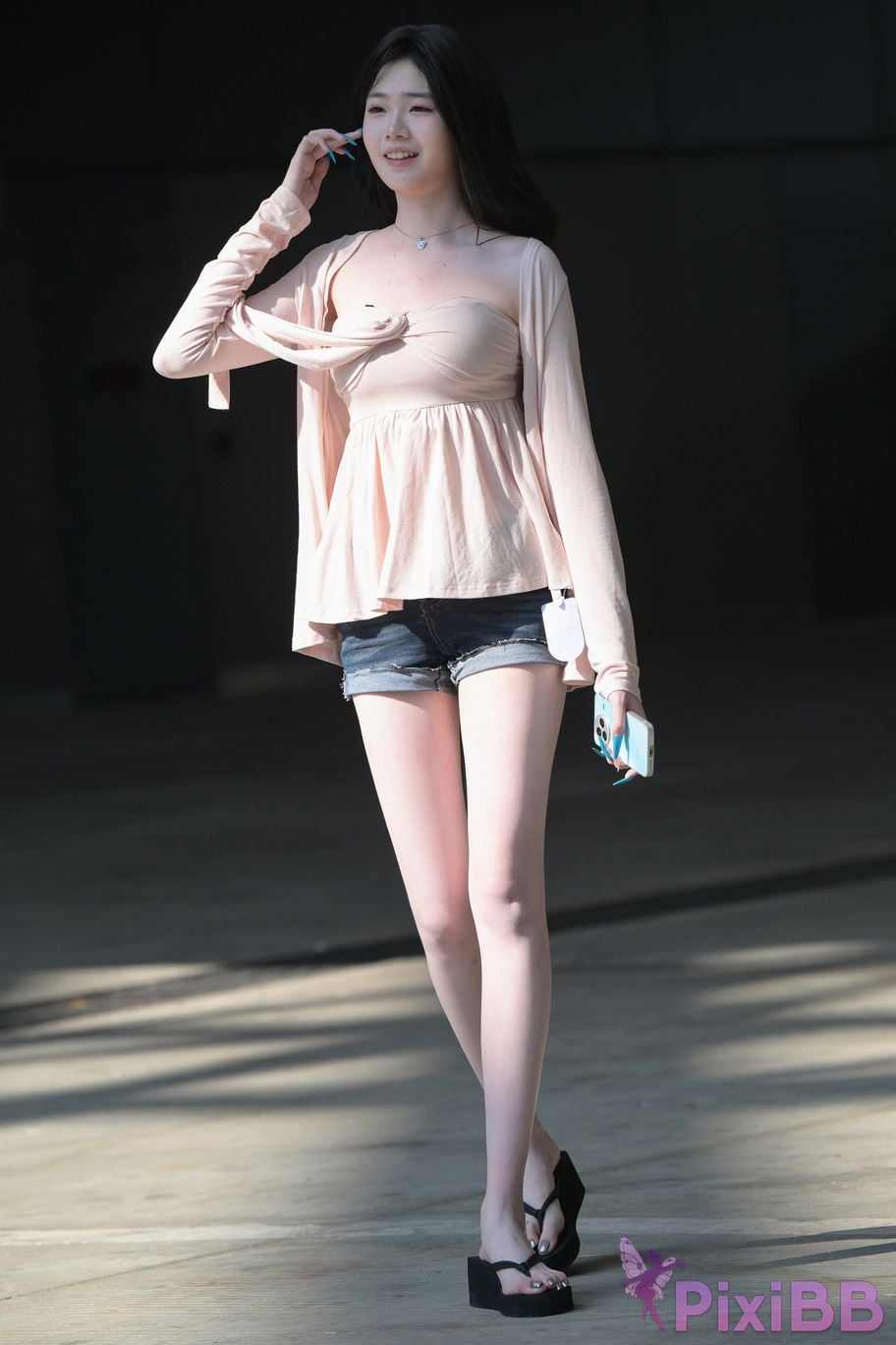 Featured Street Photography Works No.5826 Pretty girl with long legs PixiBB.COM 004