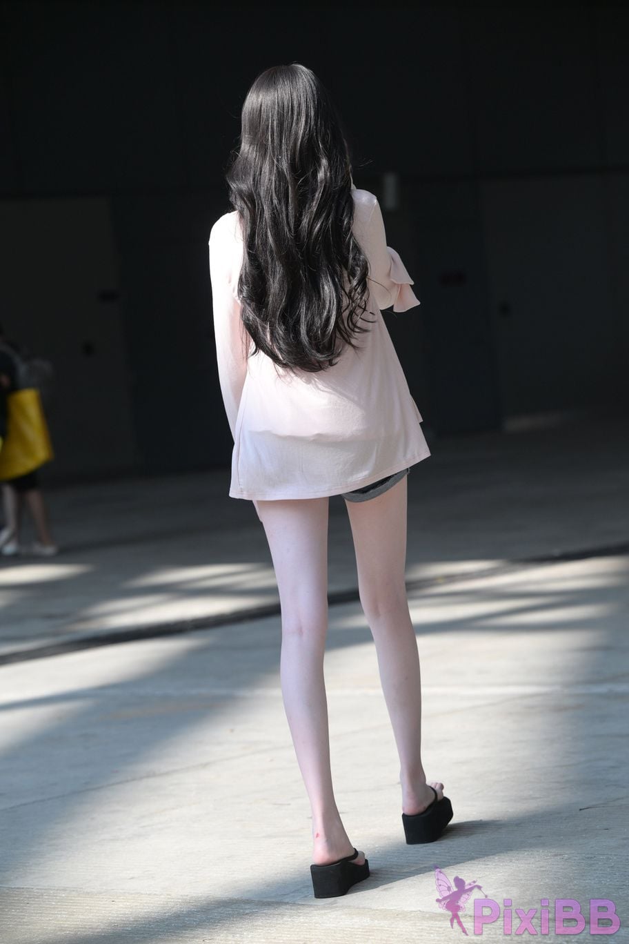 Featured Street Photography Works No.5826 Pretty girl with long legs PixiBB.COM 008