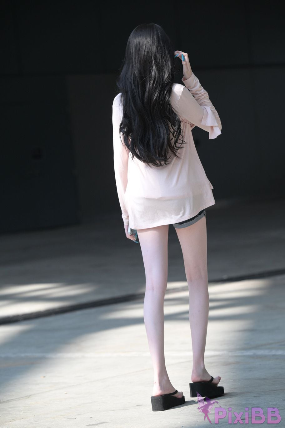 Featured Street Photography Works No.5826 Pretty girl with long legs PixiBB.COM 012