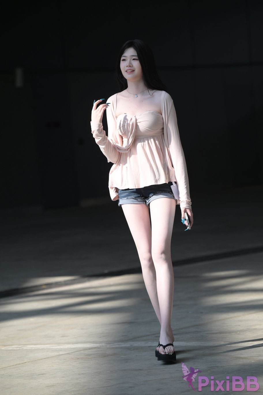 Featured Street Photography Works No.5826 Pretty girl with long legs PixiBB.COM 015