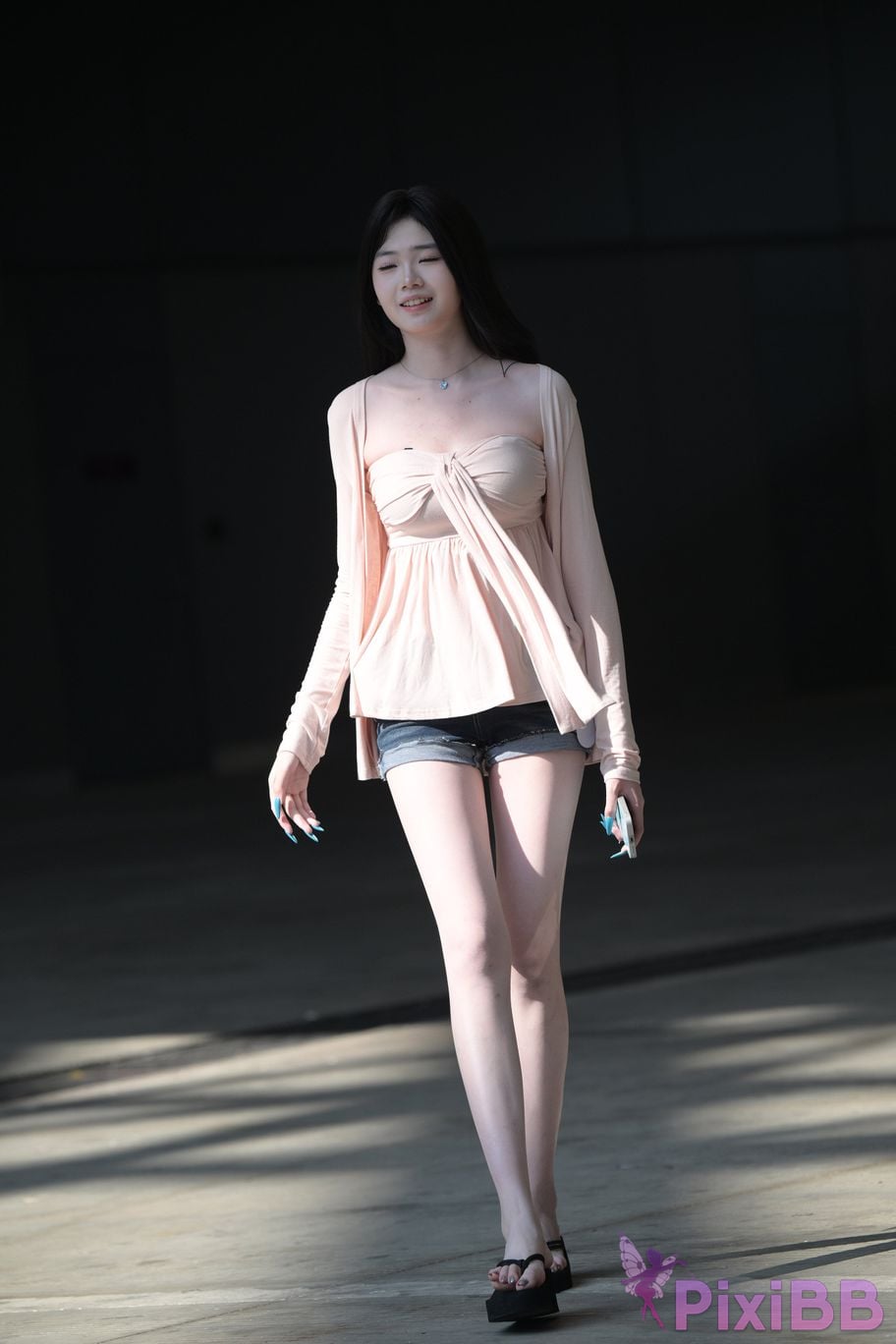 Featured Street Photography Works No.5826 Pretty girl with long legs PixiBB.COM 017