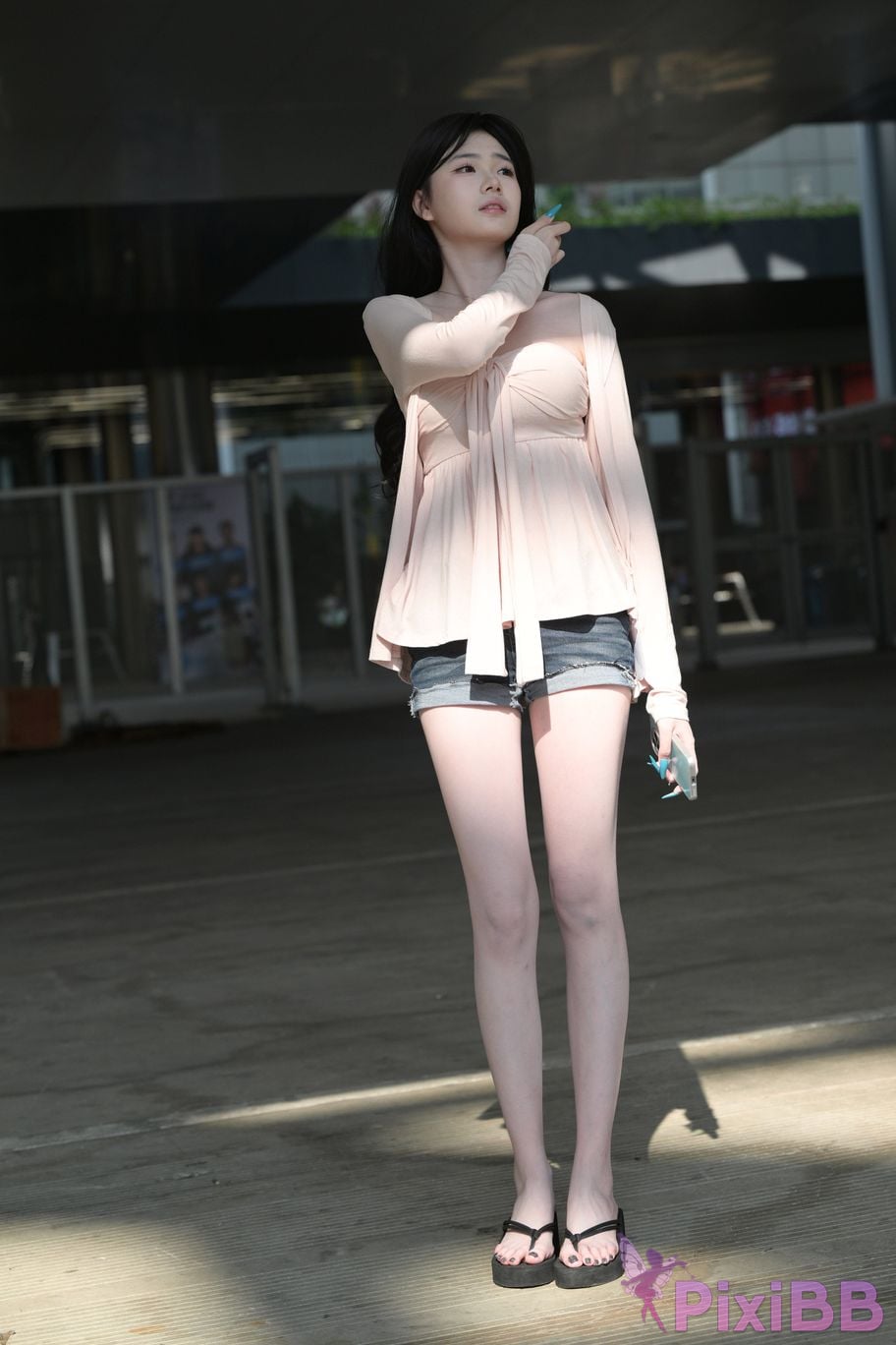 Featured Street Photography Works No.5826 Pretty girl with long legs PixiBB.COM 020