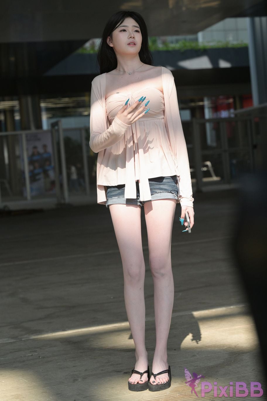 Featured Street Photography Works No.5826 Pretty girl with long legs PixiBB.COM 021