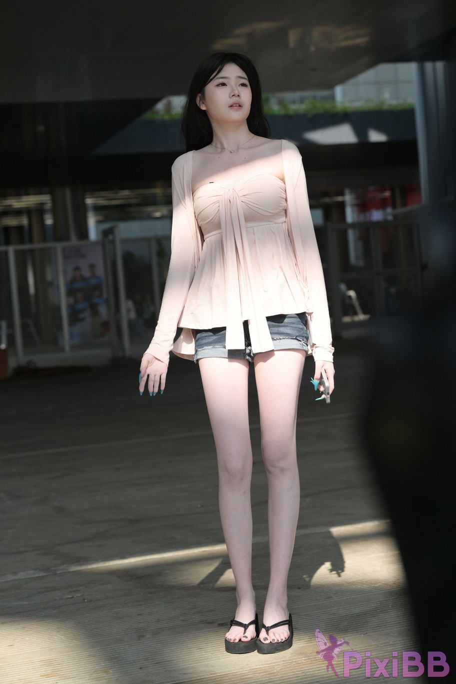 Featured Street Photography Works No.5826 Pretty girl with long legs PixiBB.COM 022
