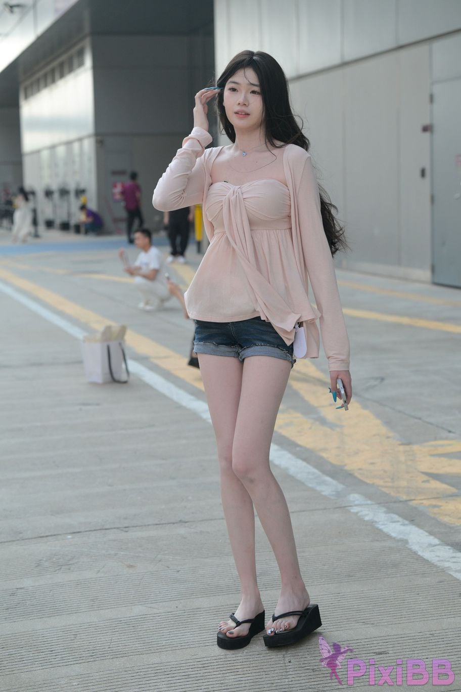 Featured Street Photography Works No.5826 Pretty girl with long legs PixiBB.COM 044