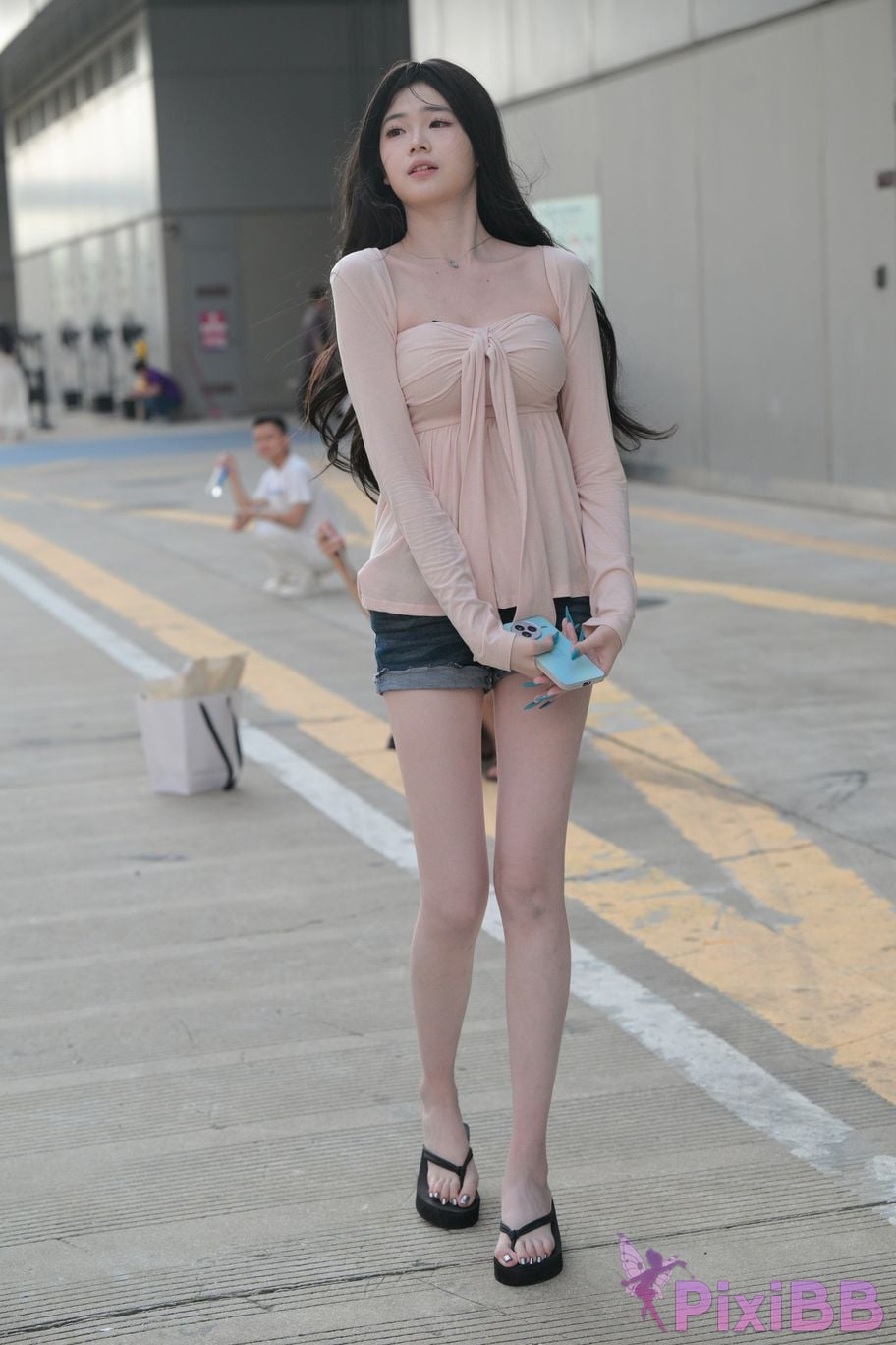 Featured Street Photography Works No.5826 Pretty girl with long legs PixiBB.COM 050