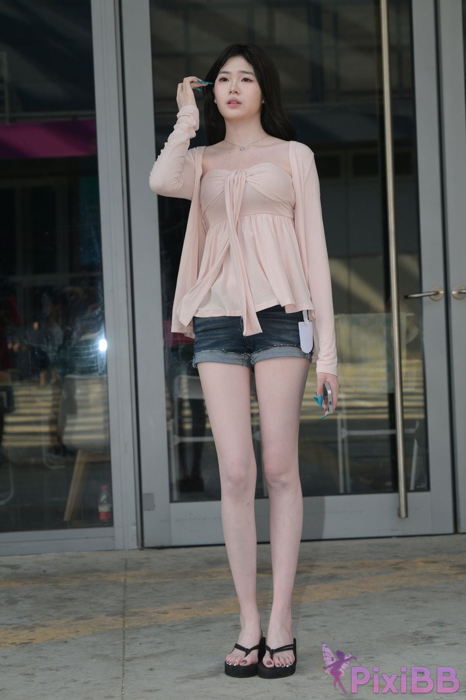 Featured Street Photography Works No.5826 Pretty girl with long legs PixiBB.COM 190