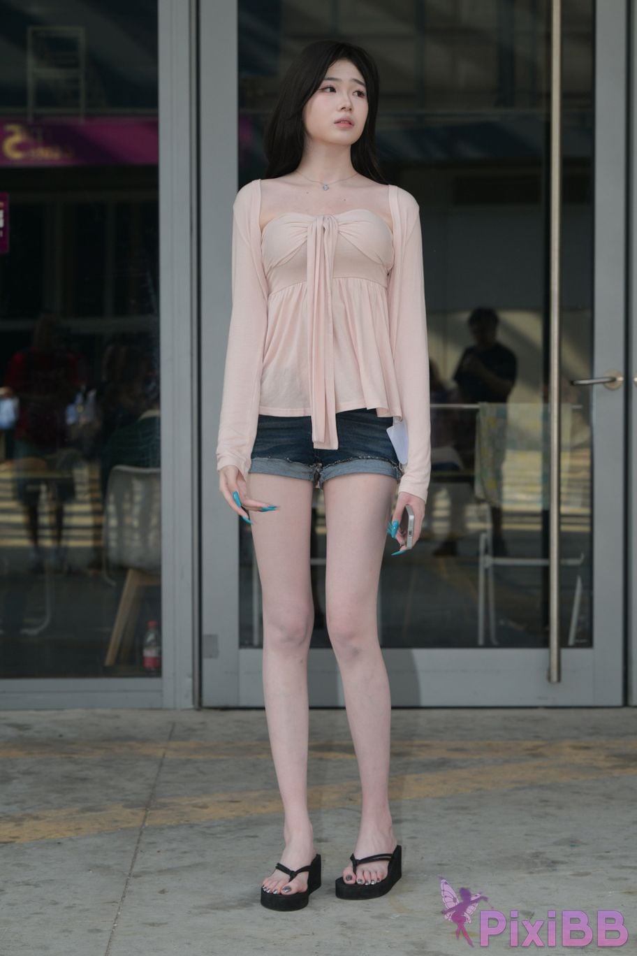 Featured Street Photography Works No.5826 Pretty girl with long legs PixiBB.COM 192