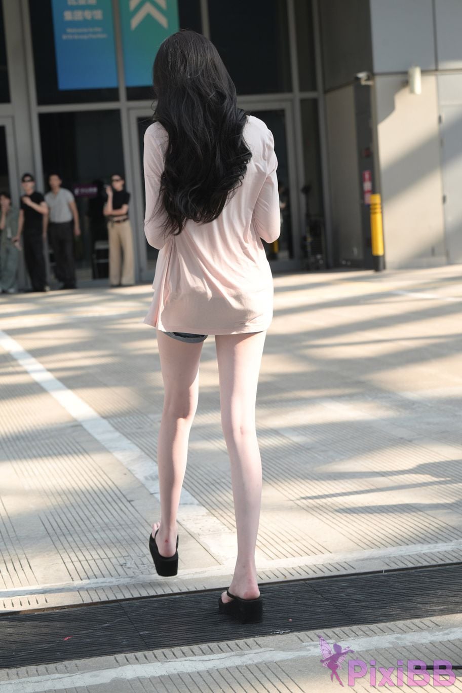 Featured Street Photography Works No.5826 Pretty girl with long legs PixiBB.COM 230