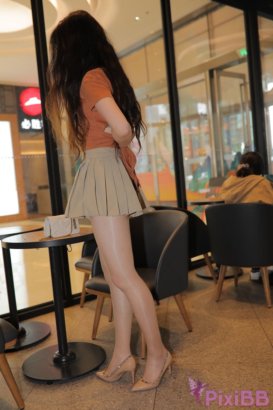 Featured Street Photography Works No.5844 Beautiful lady with long hair and bright silk in pleated skirt PixiBB.COM 024