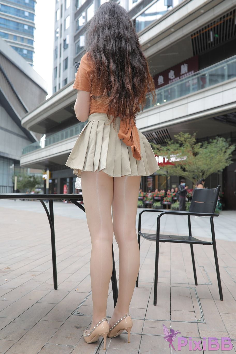 Featured Street Photography Works No.5844 Beautiful lady with long hair and bright silk in pleated skirt PixiBB.COM 073