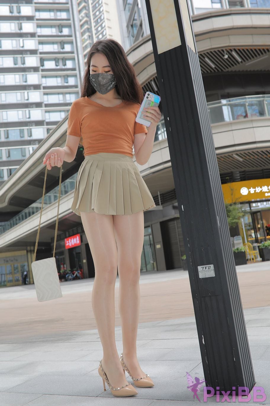 Featured Street Photography Works No.5844 Beautiful lady with long hair and bright silk in pleated skirt PixiBB.COM 103