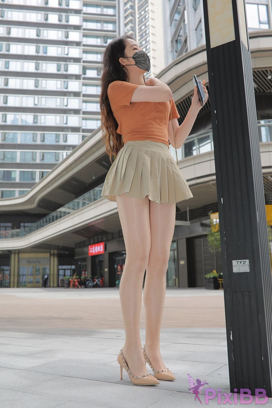 Featured Street Photography Works No.5844 Beautiful lady with long hair and bright silk in pleated skirt PixiBB.COM 105