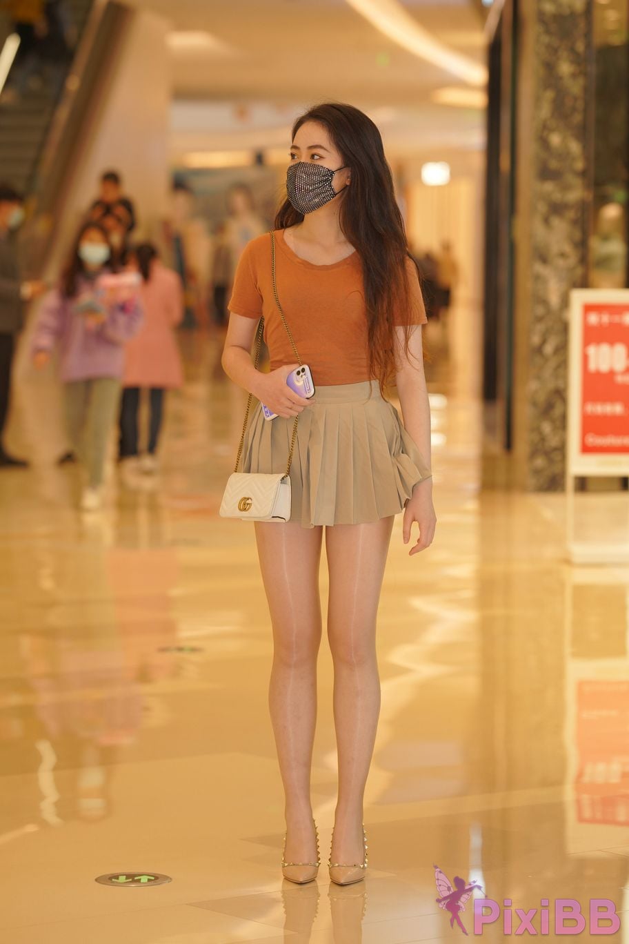 Featured Street Photography Works No.5844 Beautiful lady with long hair and bright silk in pleated skirt PixiBB.COM 143