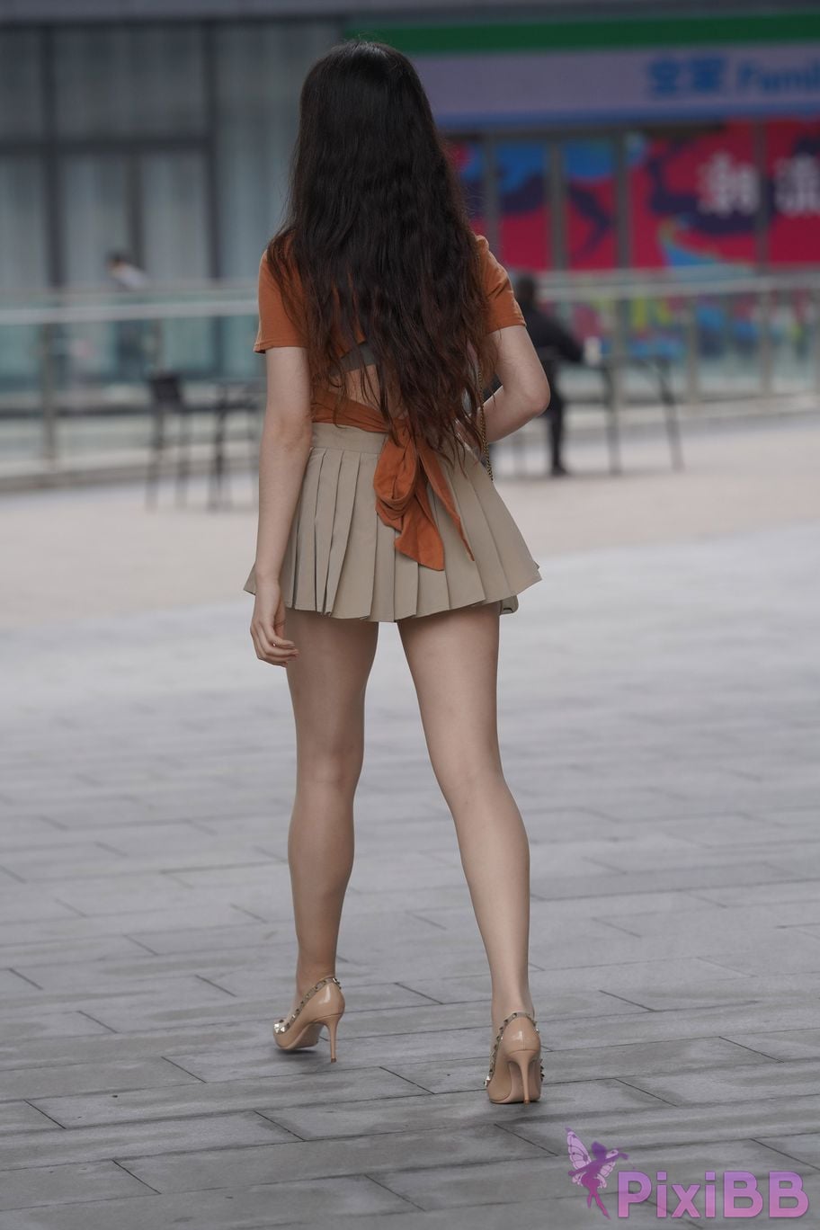 Featured Street Photography Works No.5844 Beautiful lady with long hair and bright silk in pleated skirt PixiBB.COM 248