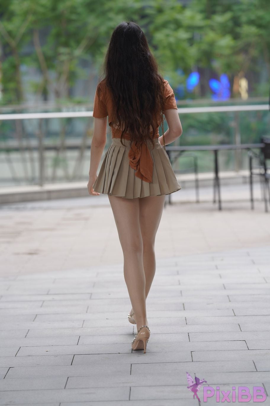 Featured Street Photography Works No.5844 Beautiful lady with long hair and bright silk in pleated skirt PixiBB.COM 250