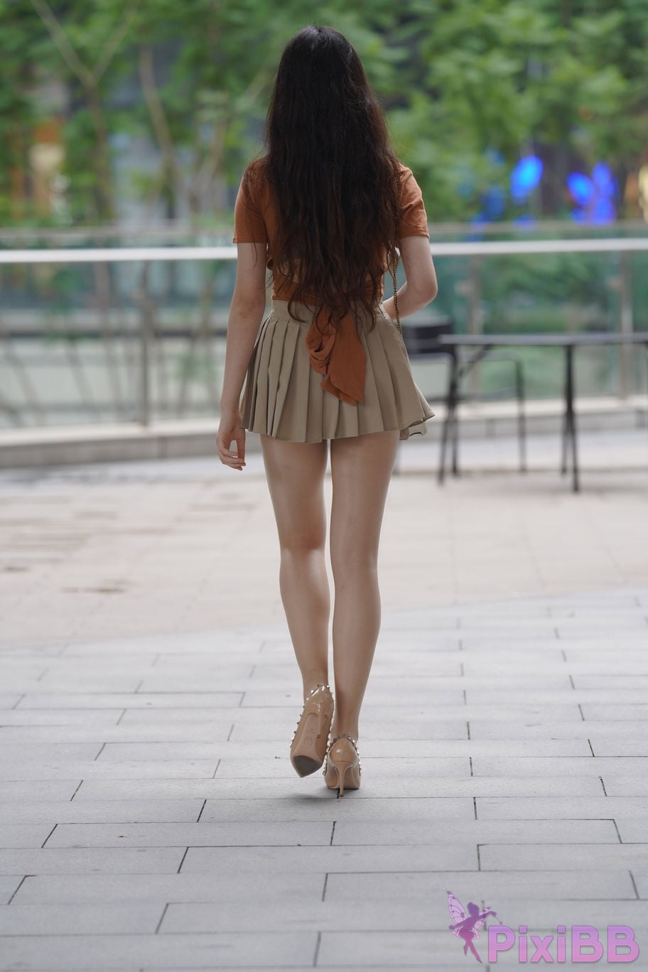 Featured Street Photography Works No.5844 Beautiful lady with long hair and bright silk in pleated skirt PixiBB.COM 251