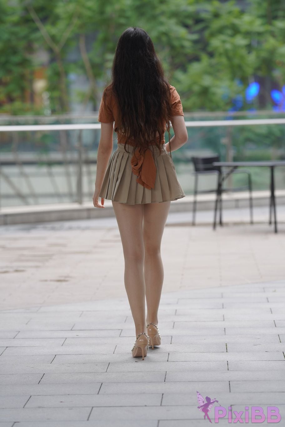 Featured Street Photography Works No.5844 Beautiful lady with long hair and bright silk in pleated skirt PixiBB.COM 253