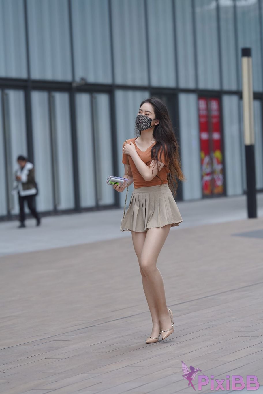 Featured Street Photography Works No.5844 Beautiful lady with long hair and bright silk in pleated skirt PixiBB.COM 331