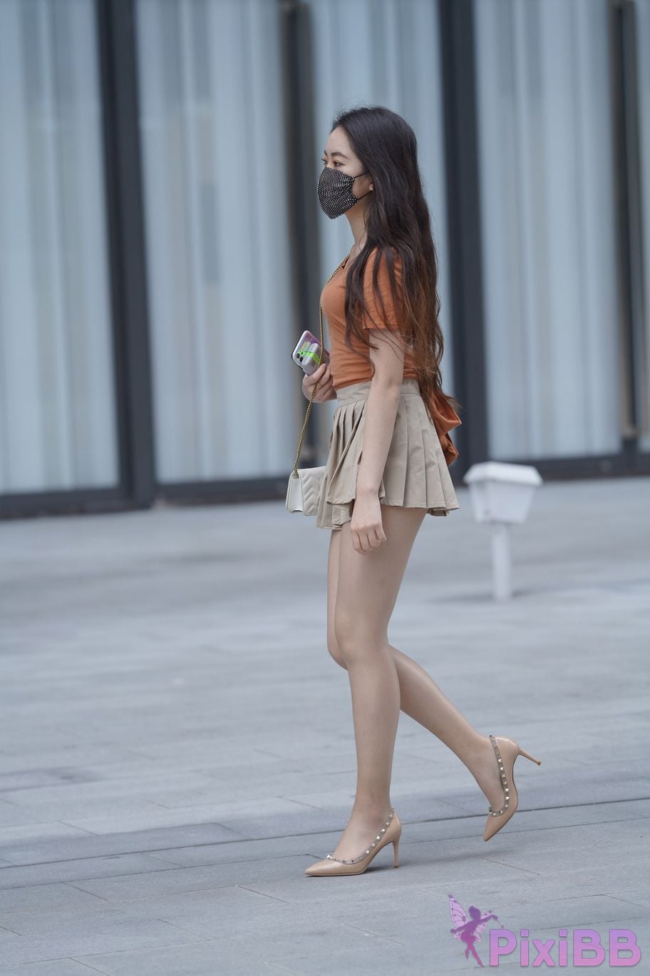 Featured Street Photography Works No.5844 Beautiful lady with long hair and bright silk in pleated skirt PixiBB.COM 348