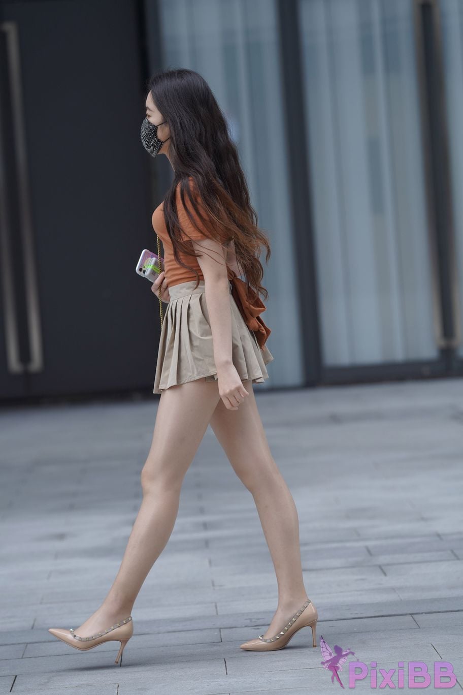 Featured Street Photography Works No.5844 Beautiful lady with long hair and bright silk in pleated skirt PixiBB.COM 355