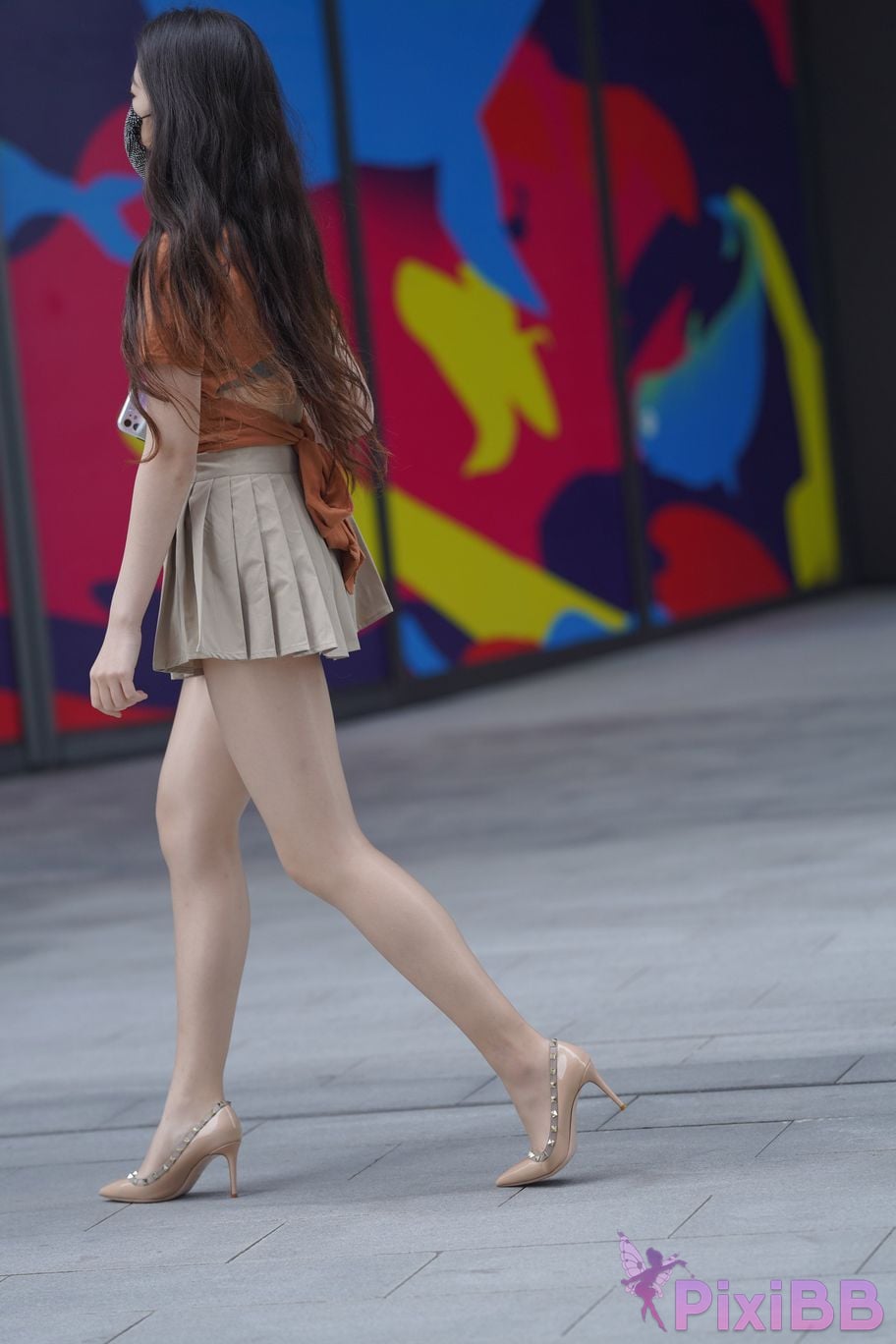 Featured Street Photography Works No.5844 Beautiful lady with long hair and bright silk in pleated skirt PixiBB.COM 358