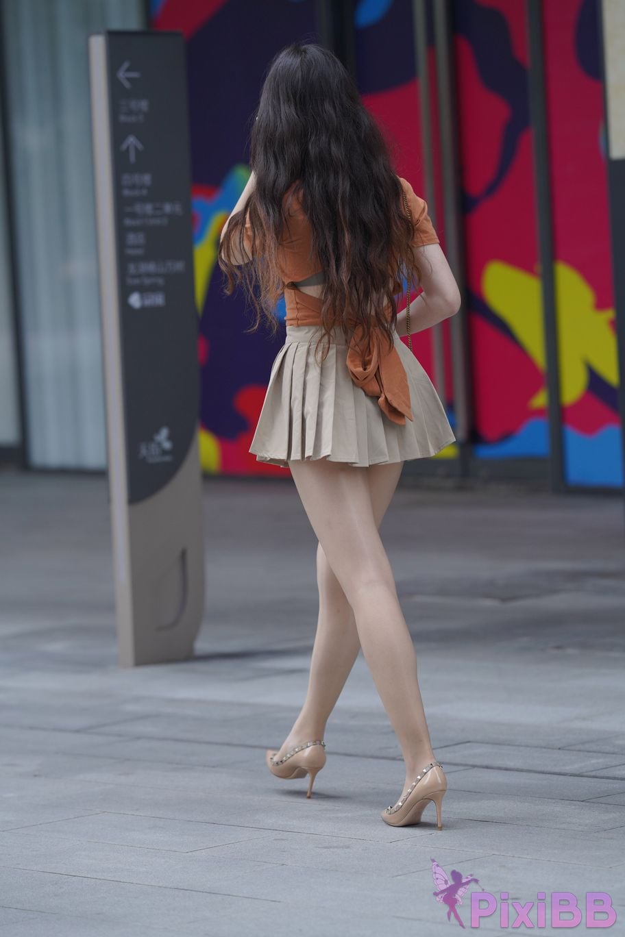 Featured Street Photography Works No.5844 Beautiful lady with long hair and bright silk in pleated skirt PixiBB.COM 364