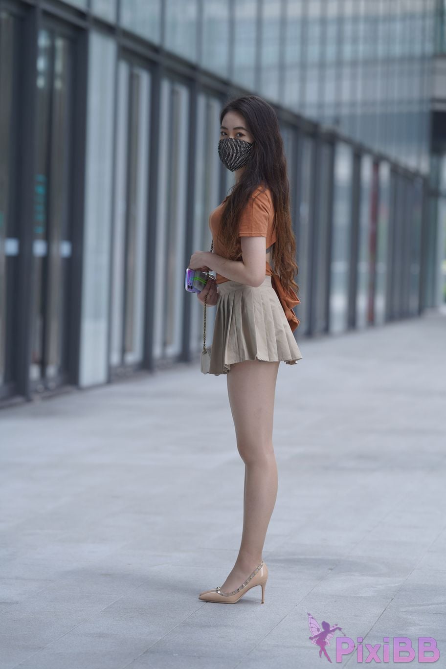 Featured Street Photography Works No.5844 Beautiful lady with long hair and bright silk in pleated skirt PixiBB.COM 391