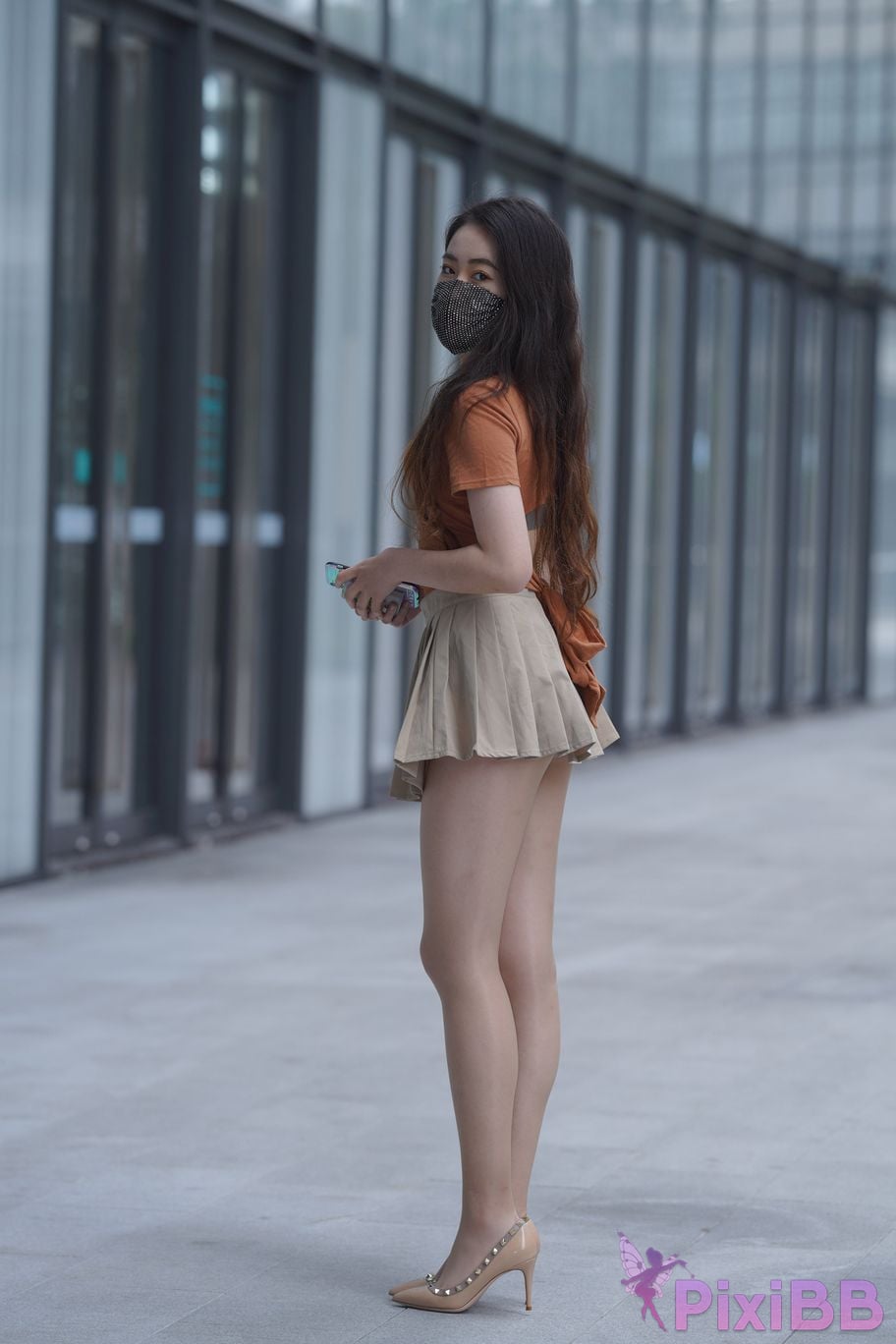 Featured Street Photography Works No.5844 Beautiful lady with long hair and bright silk in pleated skirt PixiBB.COM 397