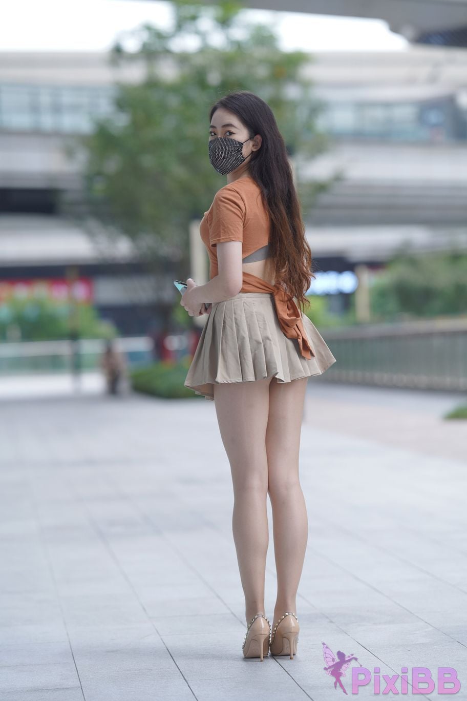 Featured Street Photography Works No.5844 Beautiful lady with long hair and bright silk in pleated skirt PixiBB.COM 403
