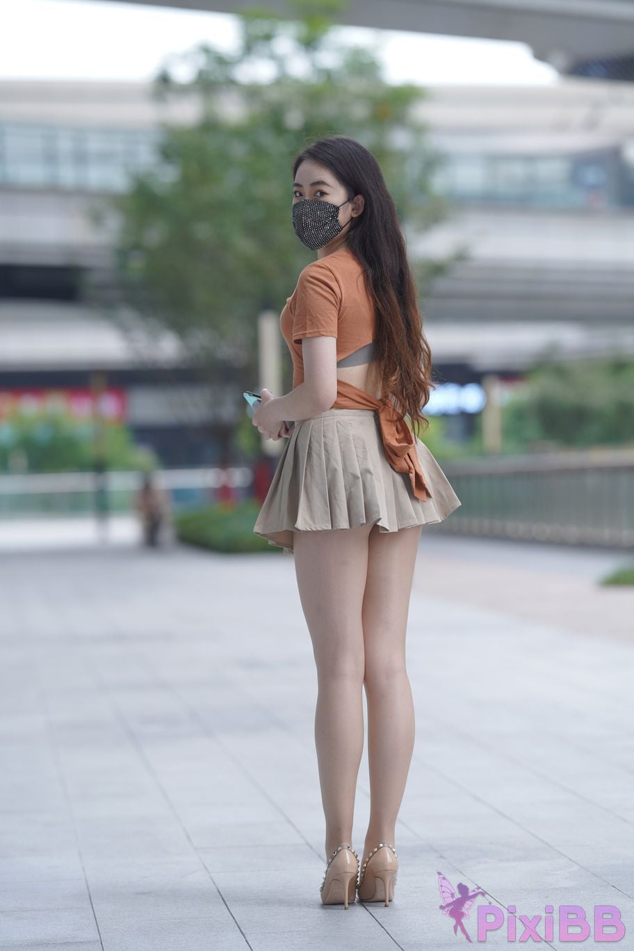 Featured Street Photography Works No.5844 Beautiful lady with long hair and bright silk in pleated skirt PixiBB.COM 404