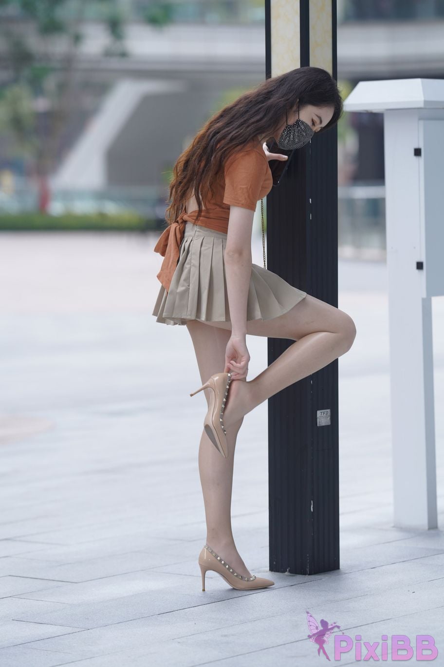 Featured Street Photography Works No.5844 Beautiful lady with long hair and bright silk in pleated skirt PixiBB.COM 426