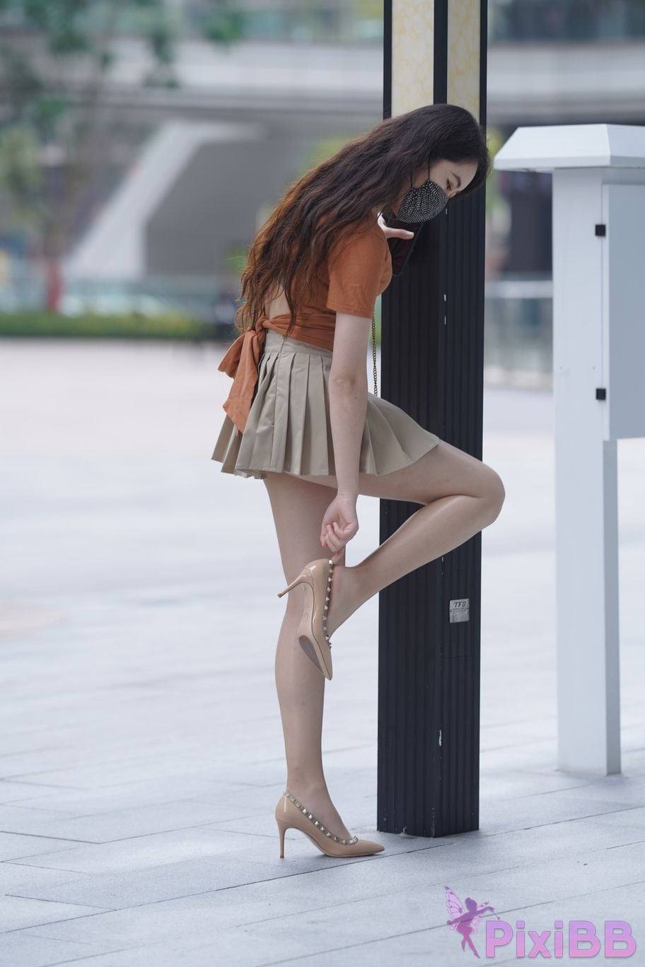 Featured Street Photography Works No.5844 Beautiful lady with long hair and bright silk in pleated skirt PixiBB.COM 427