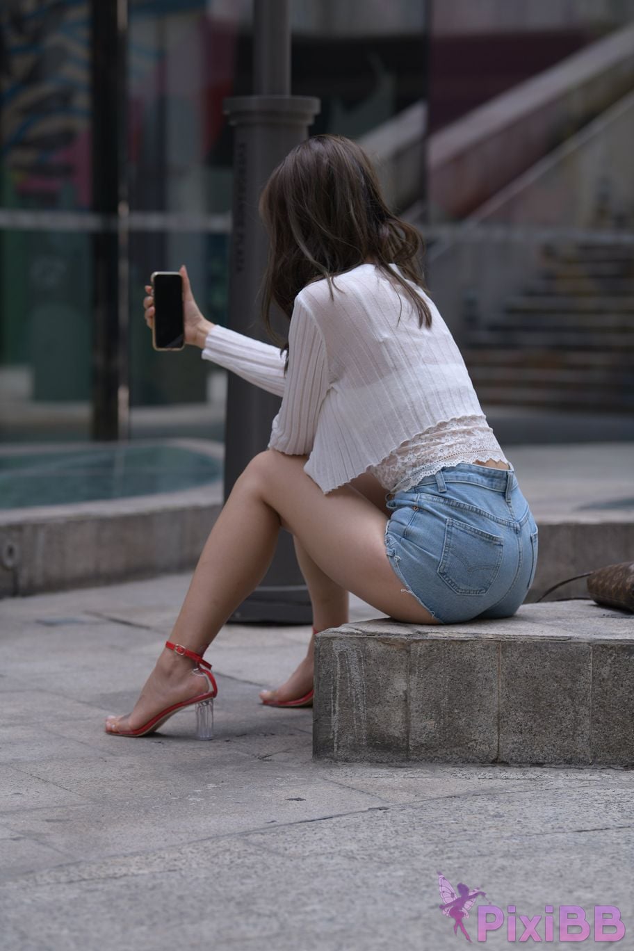 Featured Street Photography Works No.5852 Young and beautiful girl in hot pants PixiBB.COM 001
