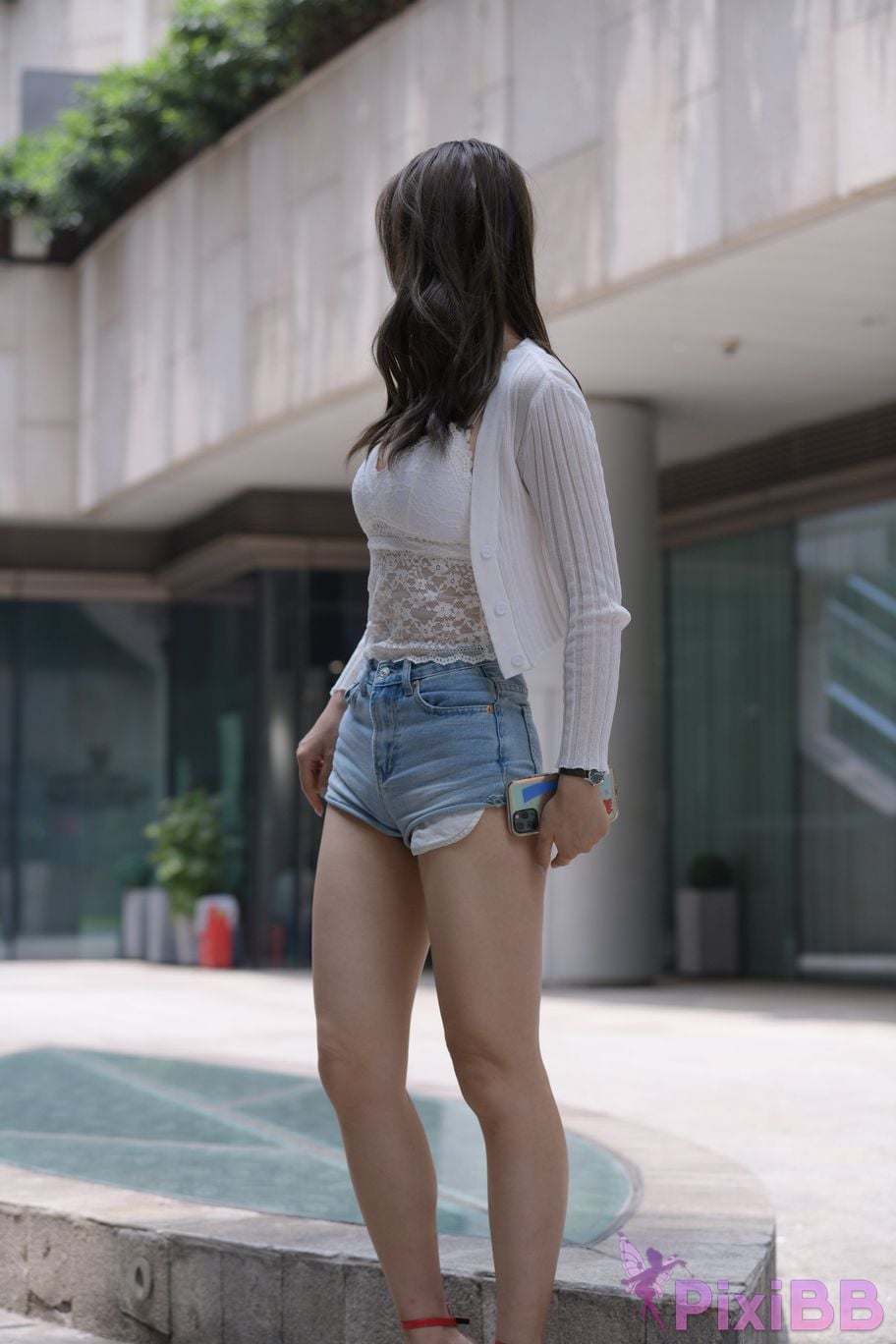 Featured Street Photography Works No.5852 Young and beautiful girl in hot pants PixiBB.COM 089
