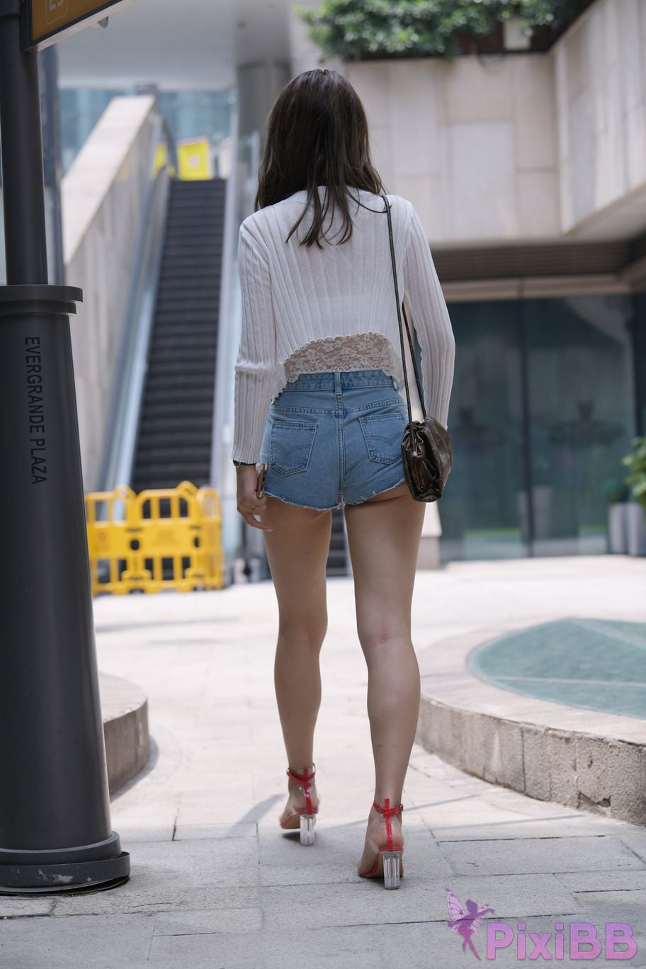 Featured Street Photography Works No.5852 Young and beautiful girl in hot pants PixiBB.COM 099