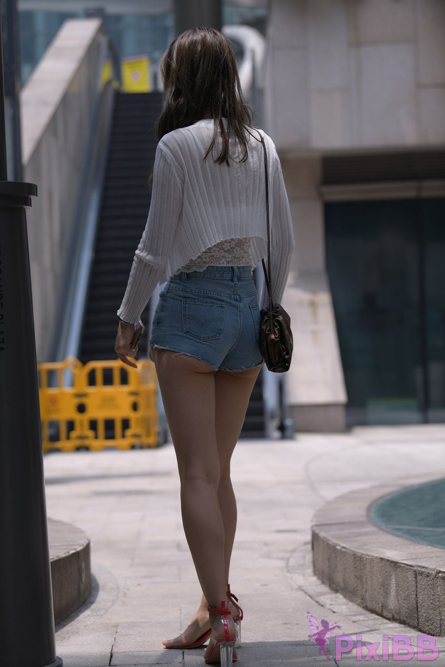 Featured Street Photography Works No.5852 Young and beautiful girl in hot pants PixiBB.COM 101