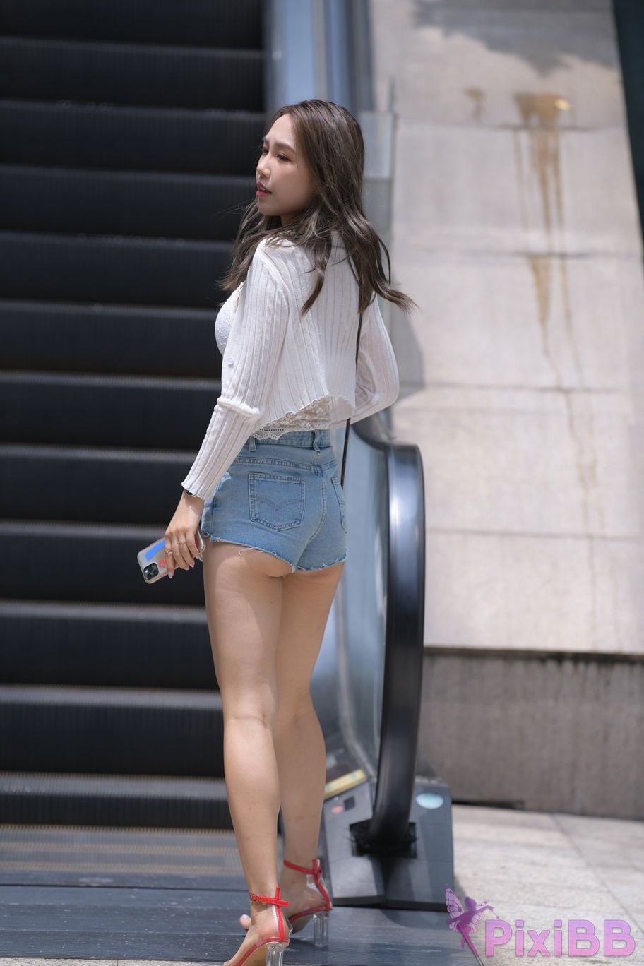 Featured Street Photography Works No.5852 Young and beautiful girl in hot pants PixiBB.COM 129