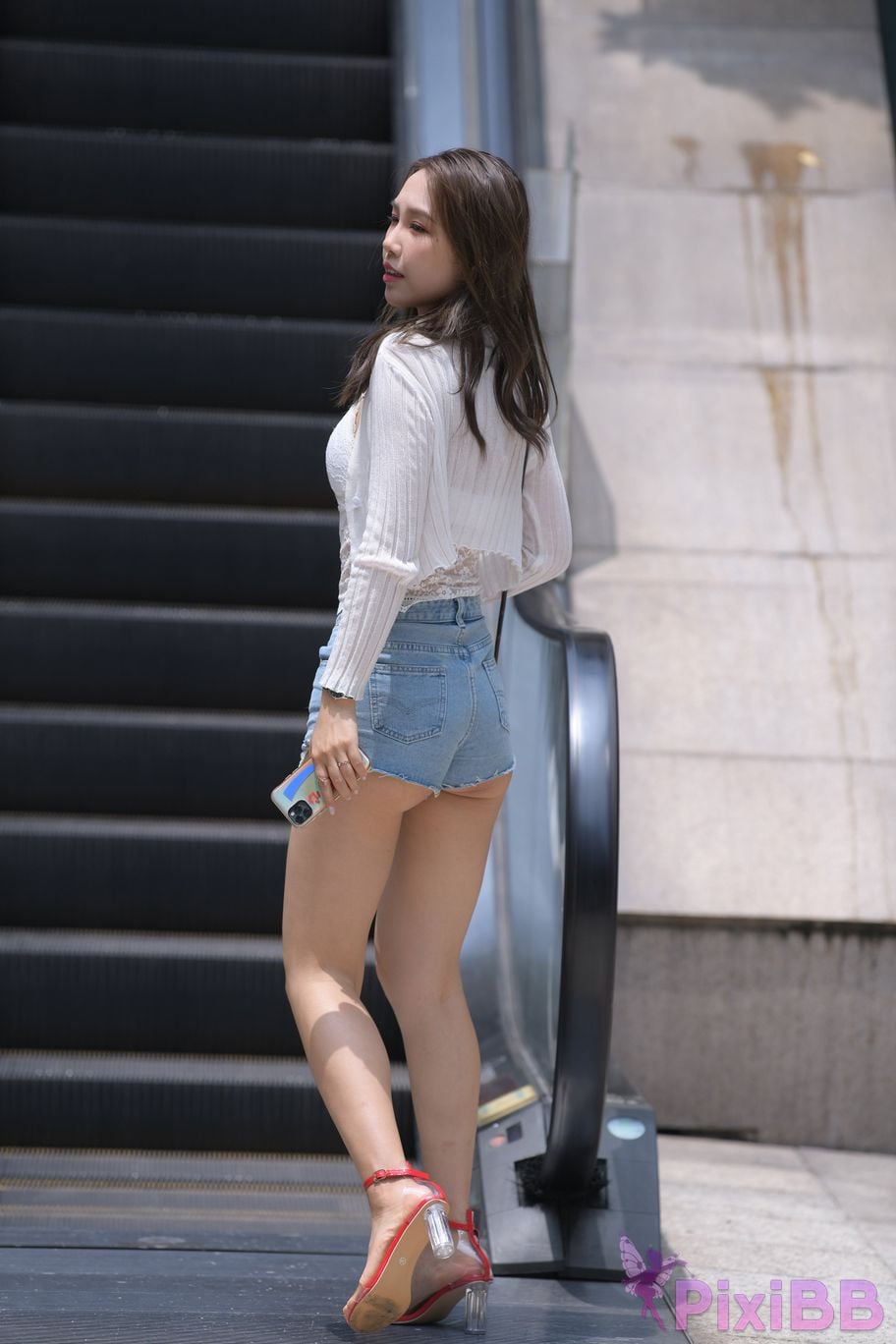 Featured Street Photography Works No.5852 Young and beautiful girl in hot pants PixiBB.COM 130