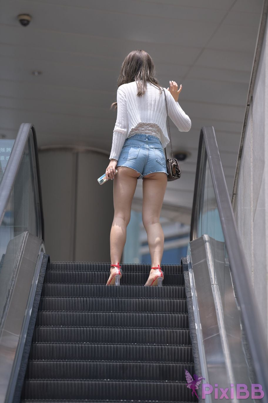 Featured Street Photography Works No.5852 Young and beautiful girl in hot pants PixiBB.COM 164