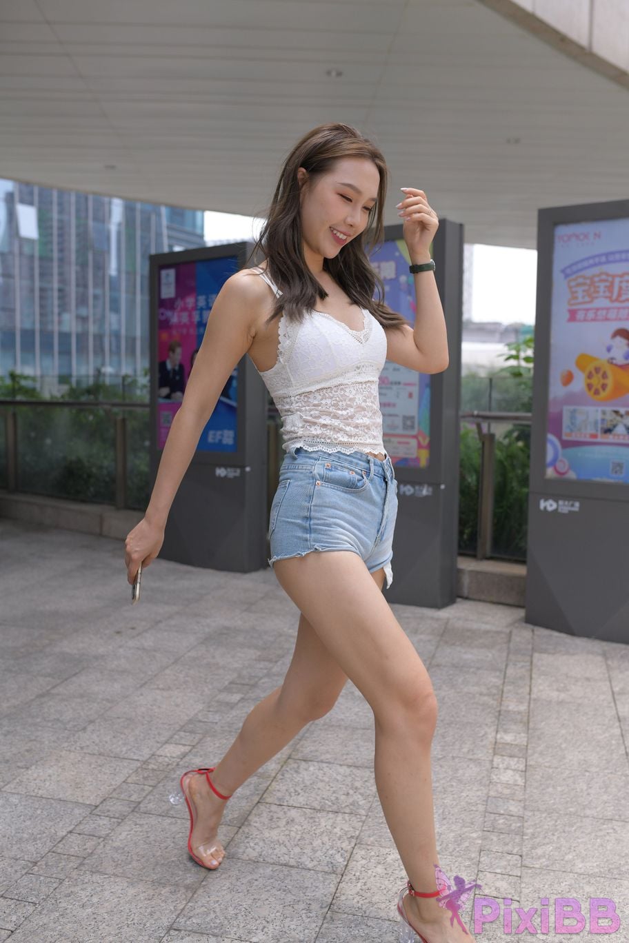 Featured Street Photography Works No.5852 Young and beautiful girl in hot pants PixiBB.COM 372